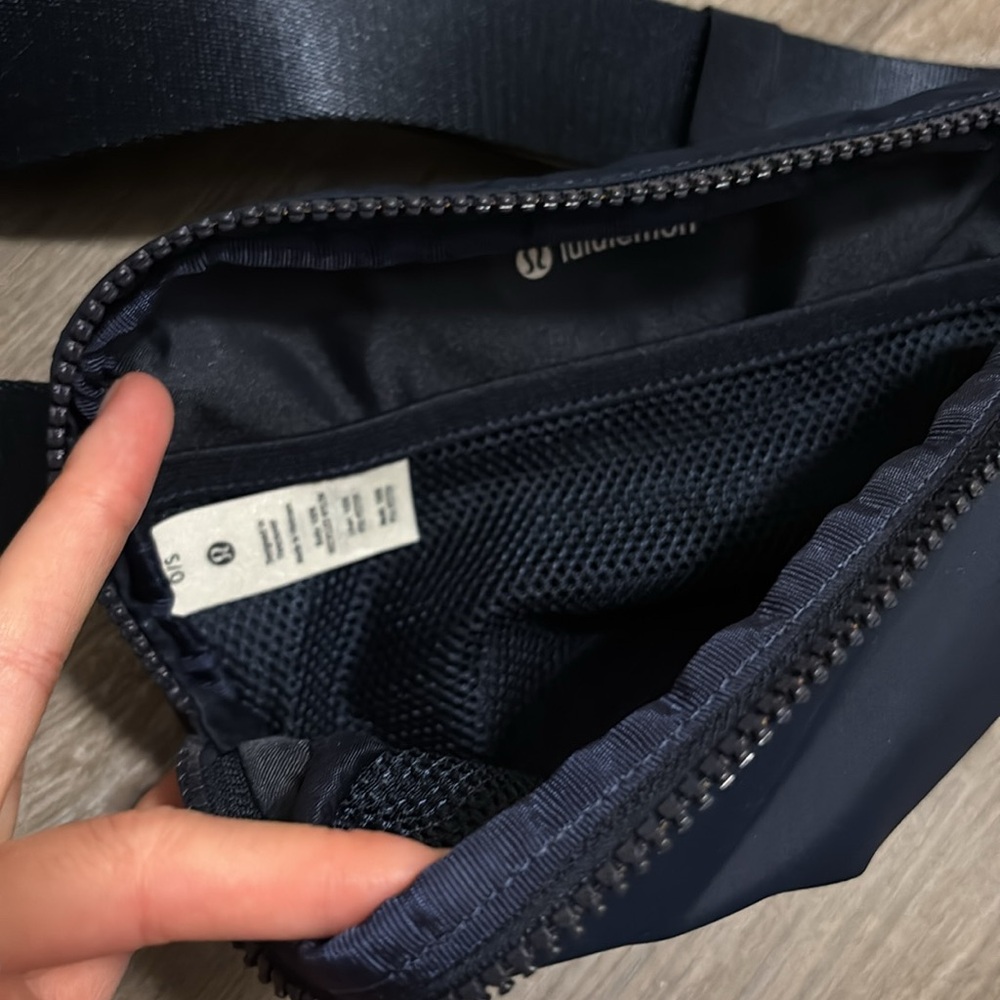 Lululemon Everywhere Belt Bag in True Navy 1L - Picture 4 of 5